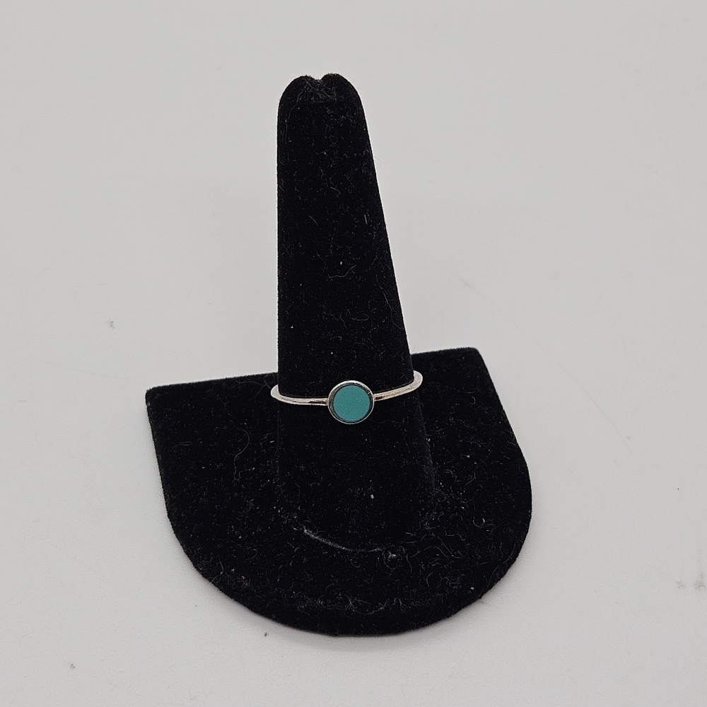 silver tone ring with small turquoise enamel circle size 9.5